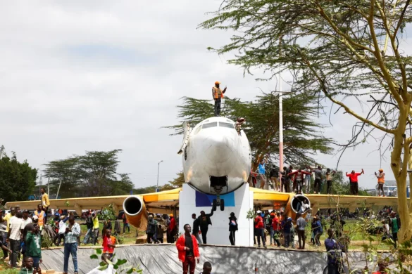 Mourners Storm Kenyan Airport as Odinga’s Body Arrives